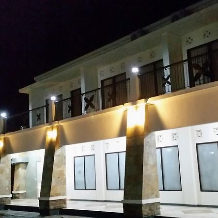 Tempatku Indonesian Restaurant And Rooms Сенгиги Екстериор снимка