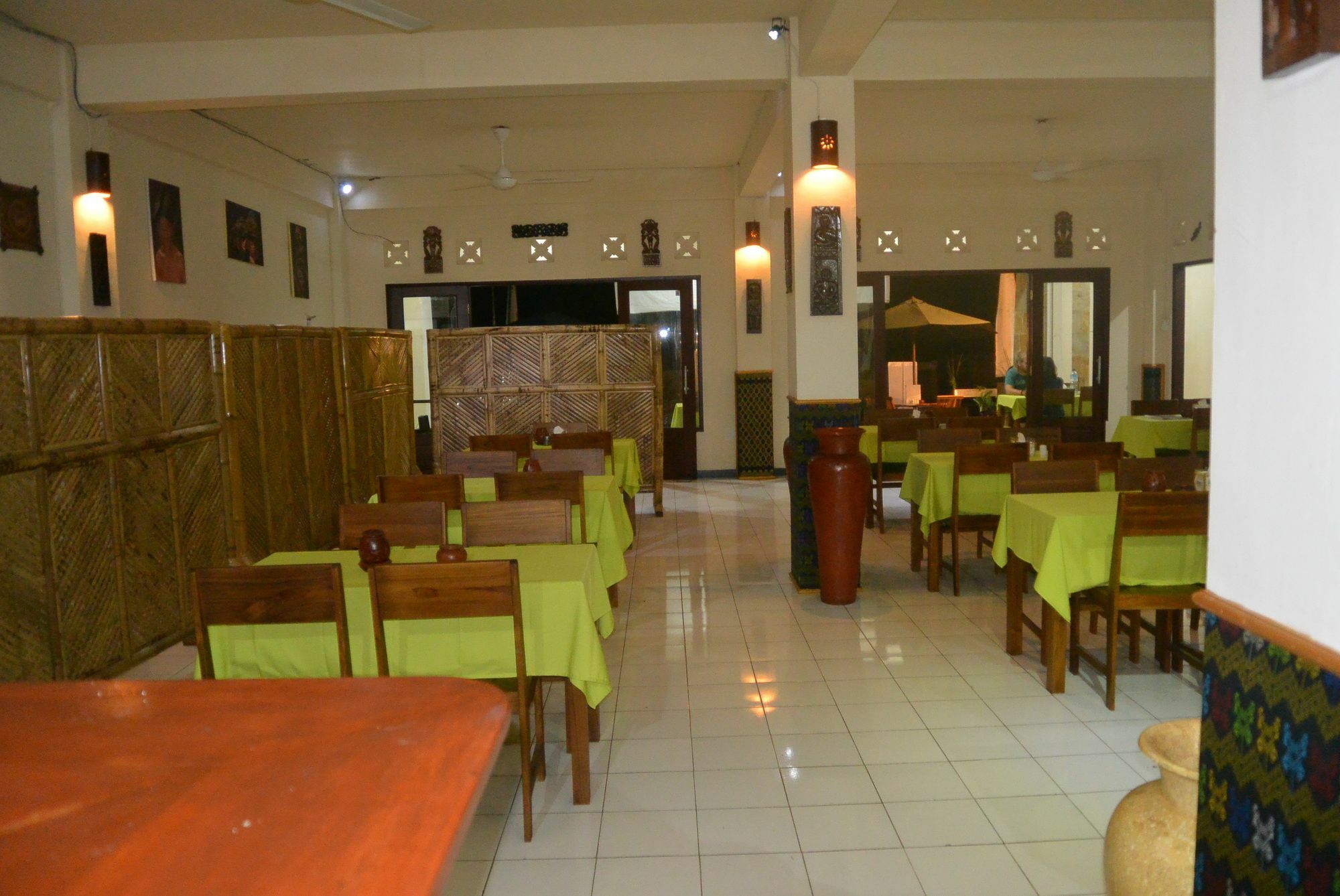 Tempatku Indonesian Restaurant And Rooms Сенгиги Екстериор снимка